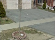 Example of some one who doesn't care what the fron of their home looks like.